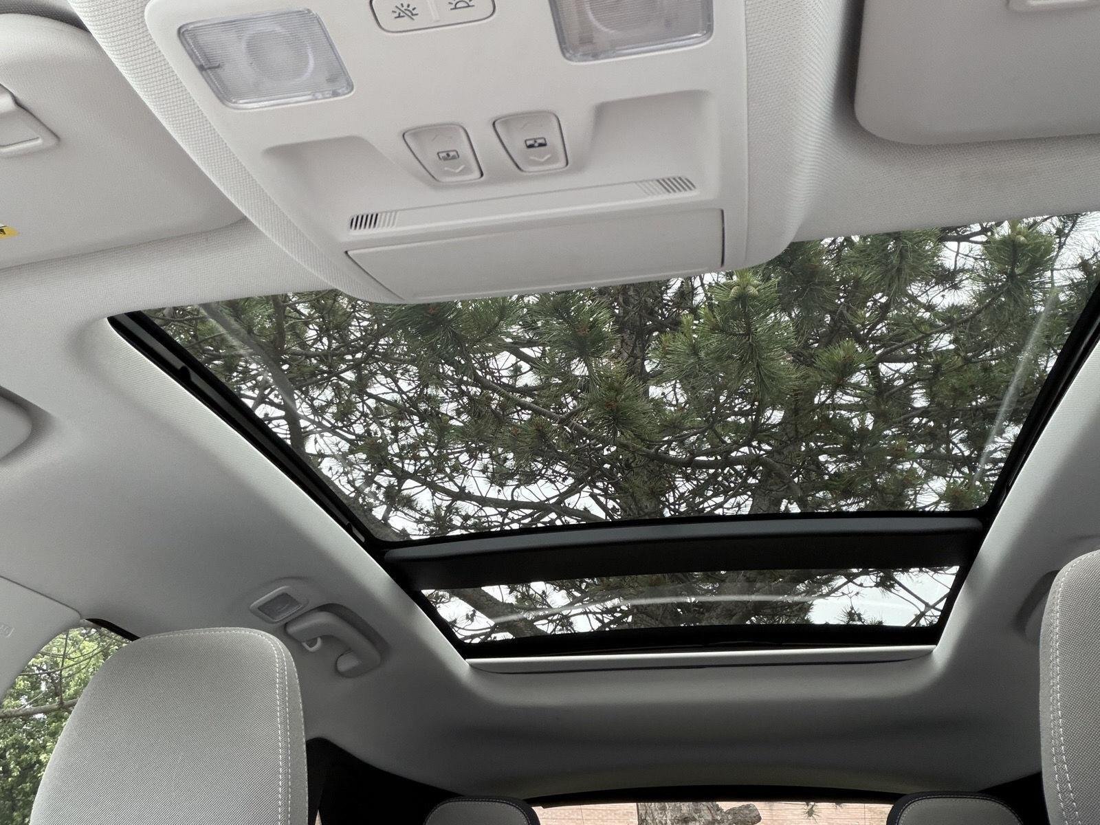 Used 2022 Star White Metallic Tri-Coat Ford SE image 9