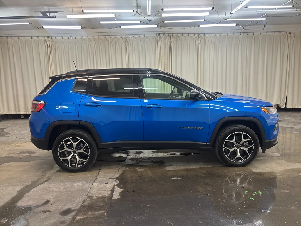 New 2026 Hydro Blue Pearl-Coat Exterior Paint Jeep Limited image 4