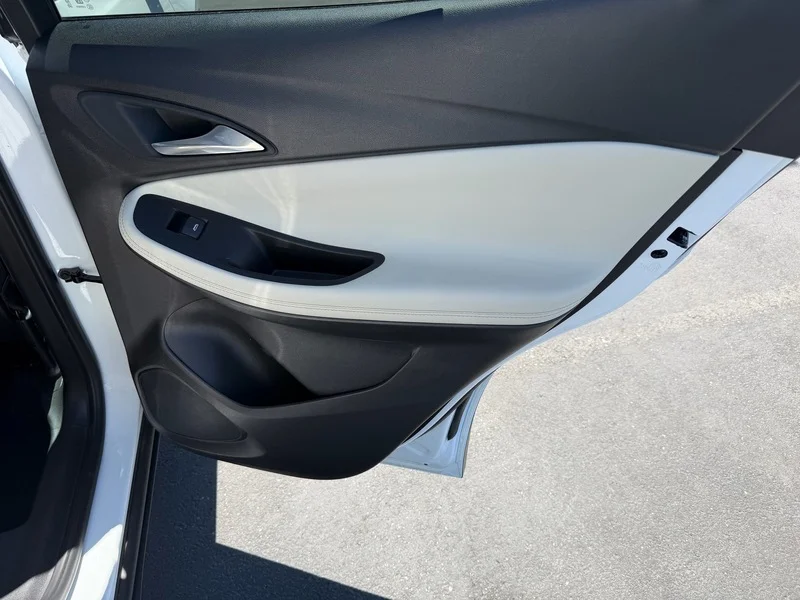 Used 2020 SUMMIT WHITE Buick Select image 19