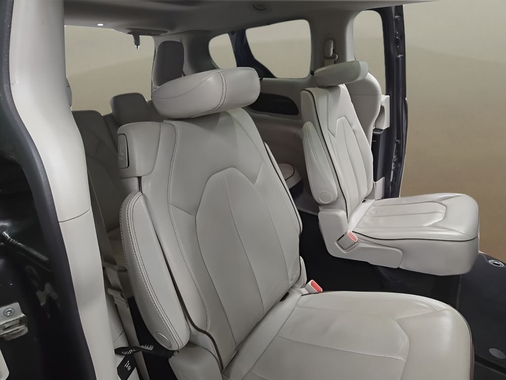 Used 2018 Gray Chrysler Limited image 19
