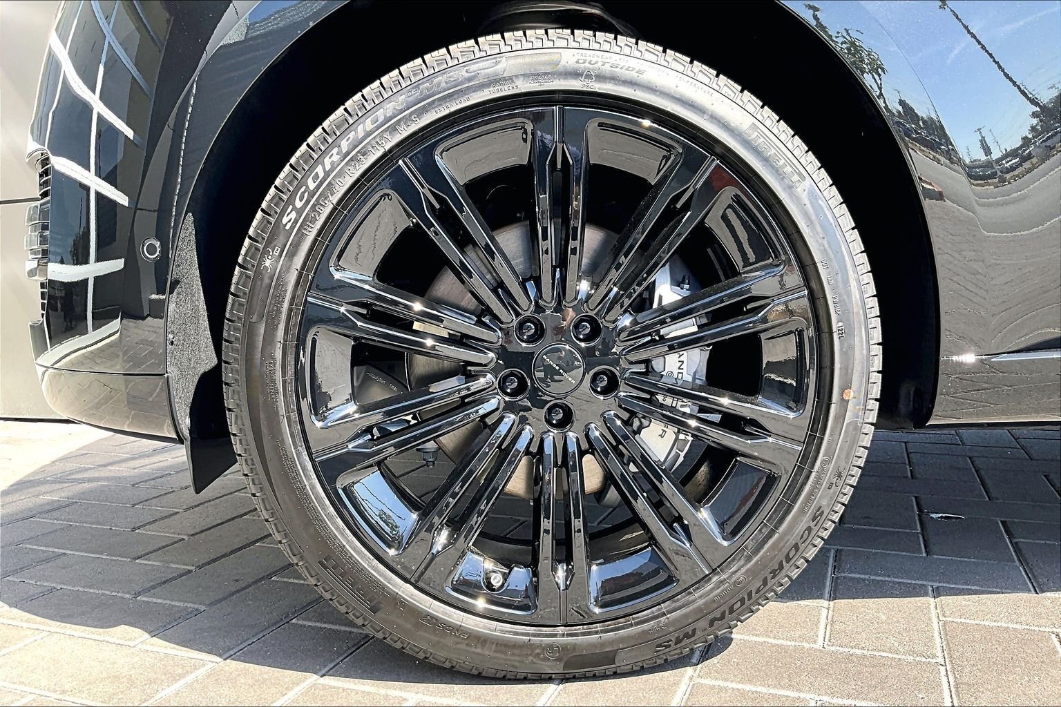 New 2026 Santorini Black Land Rover SE image 12