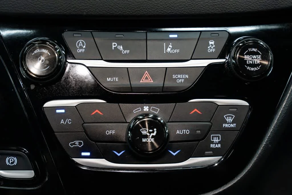 Used 2025 Diamond Black Crystal Pearlcoat Chrysler Select image 13