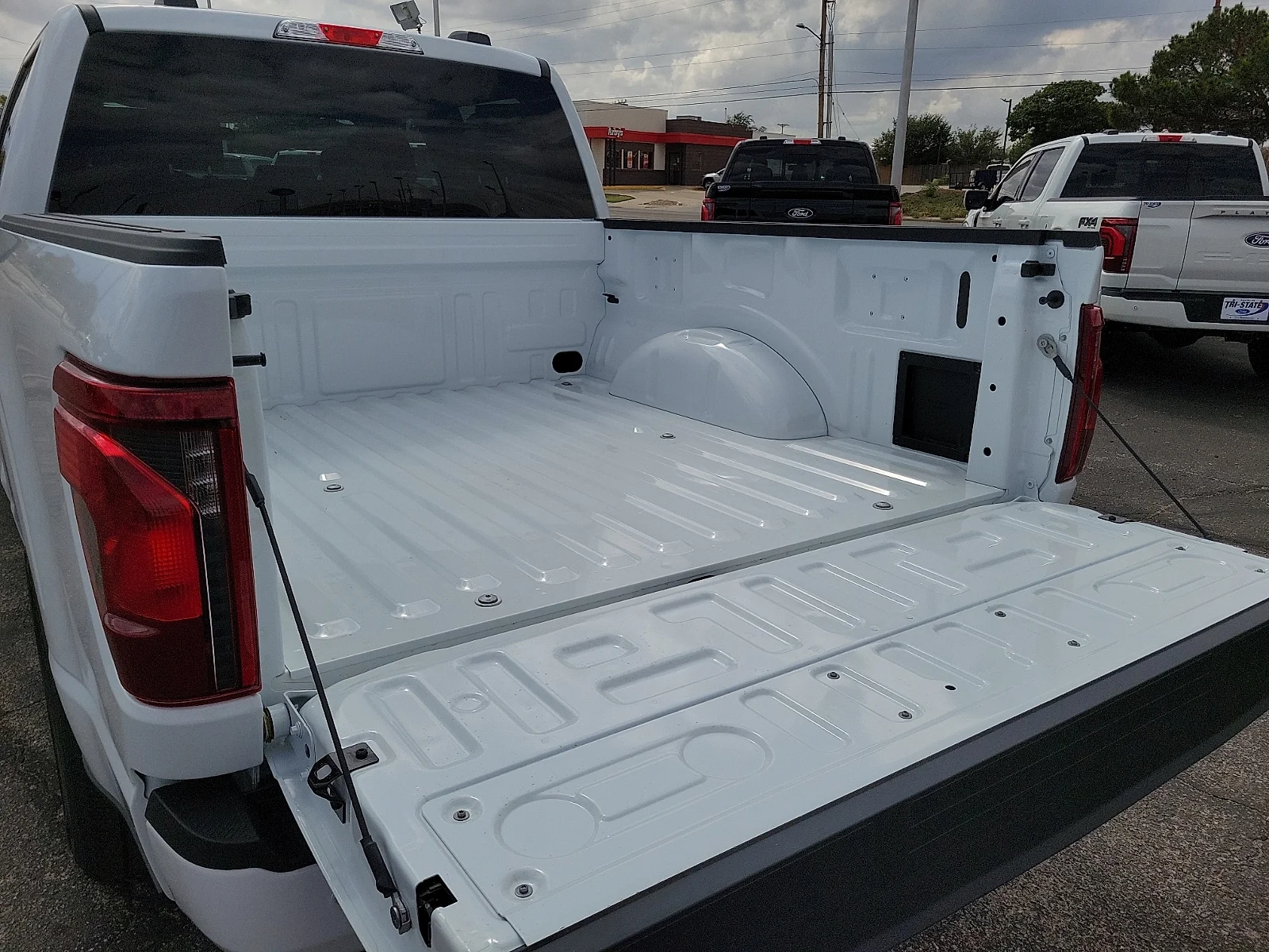 New 2026 Oxford White Ford XLT image 8