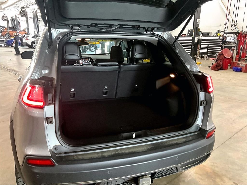 Used 2021 Billet Silver Metallic Clearcoat Jeep Trailhawk image 32