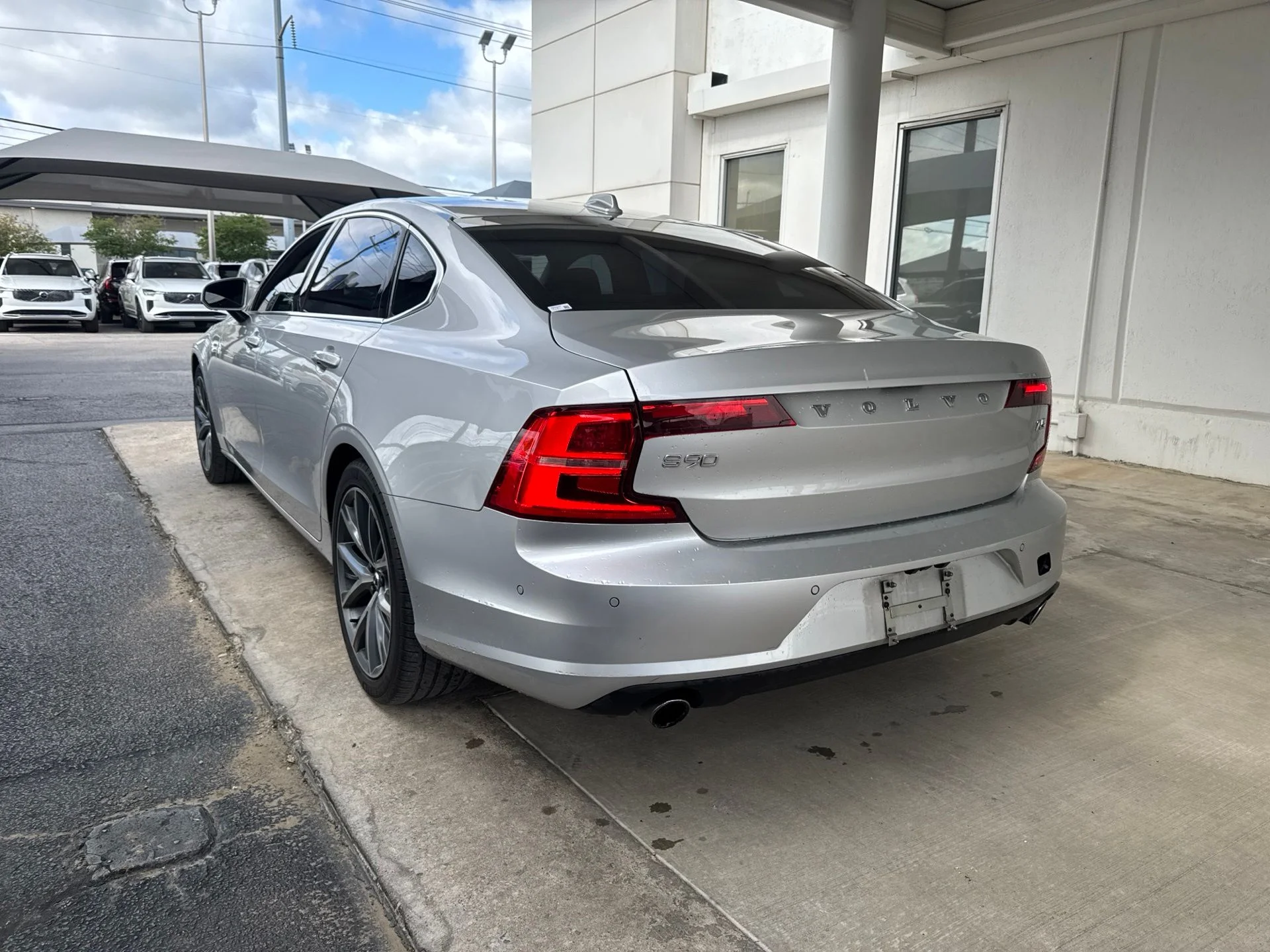 Used 2018 Silver Volvo T5 Momentum image 7