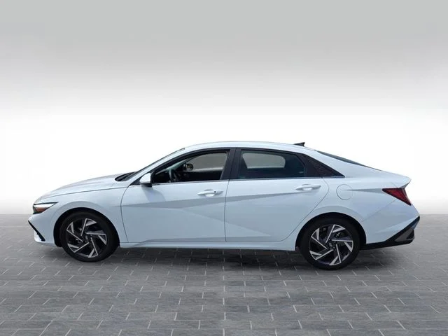 Used 2025 White Hyundai SEL Convenience image 4