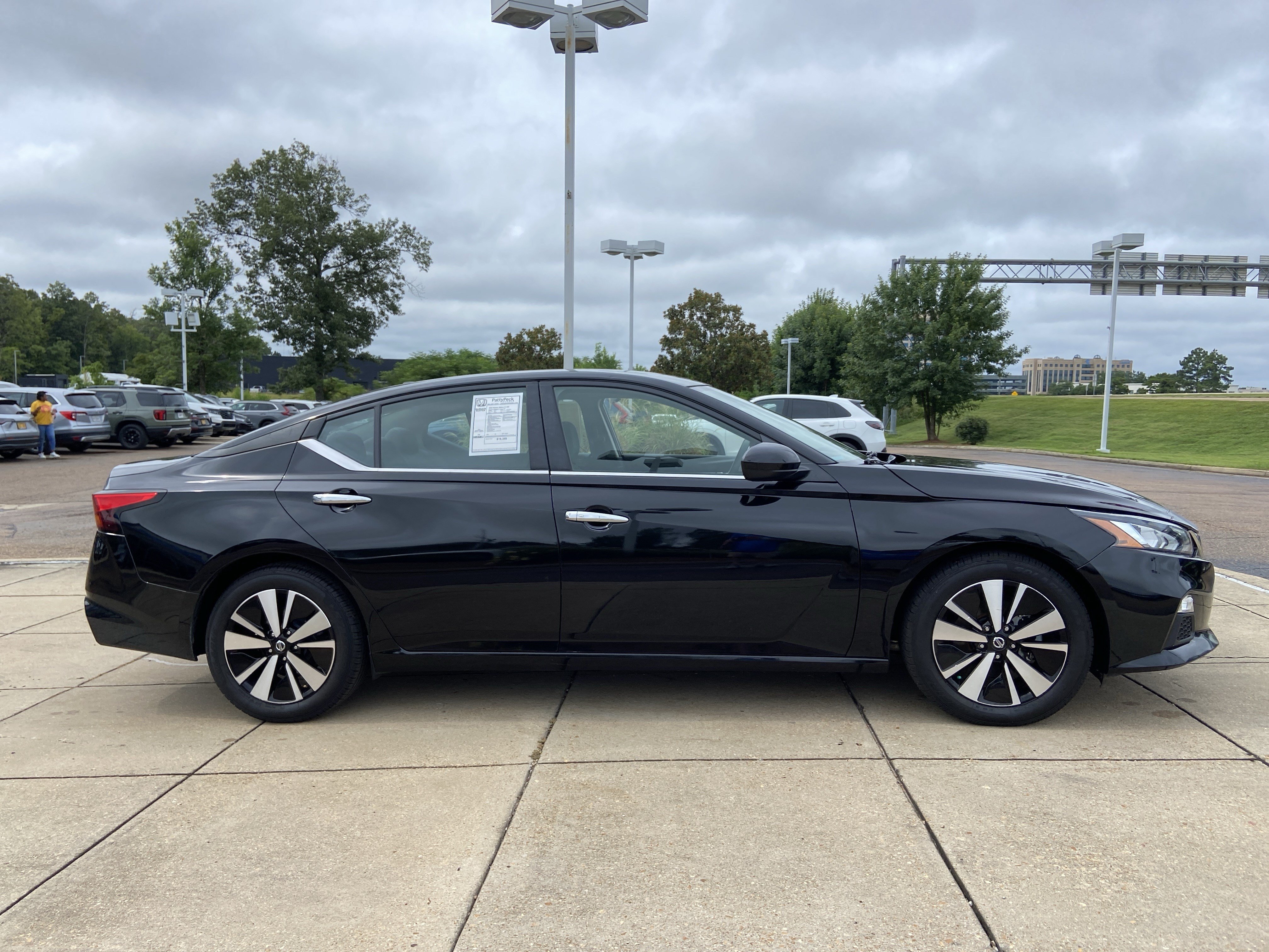 Used 2022 Super Black Nissan 2.5 SV image 13