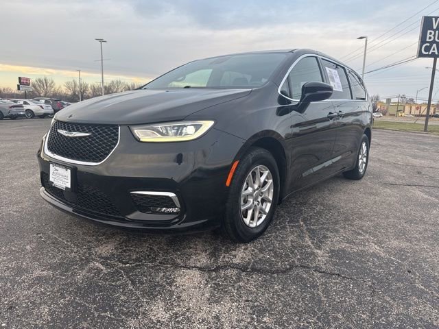 2025 Chrysler Pacifica Select's photo