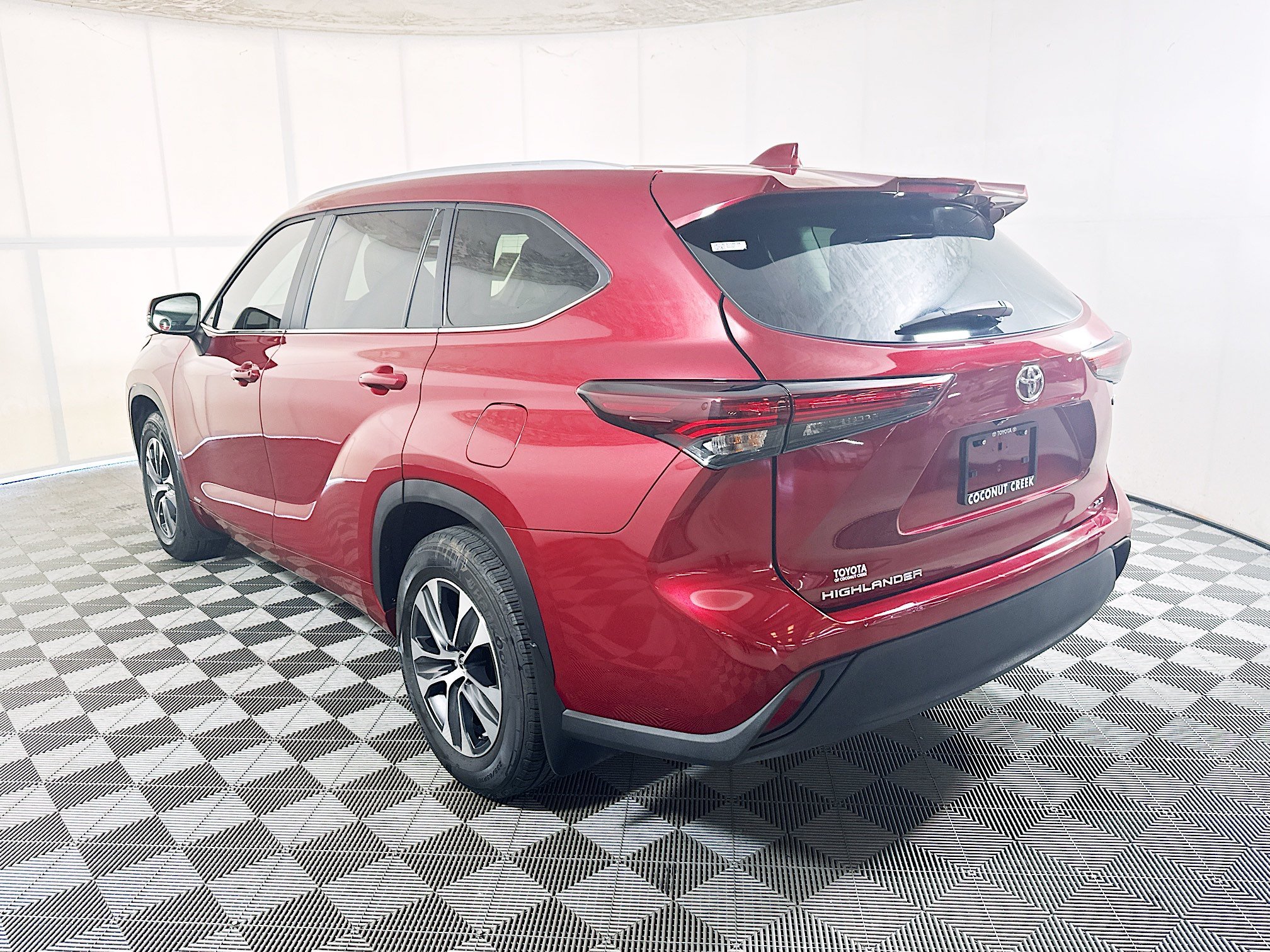 Used 2025 Pearl Toyota Hybrid XLE image 5