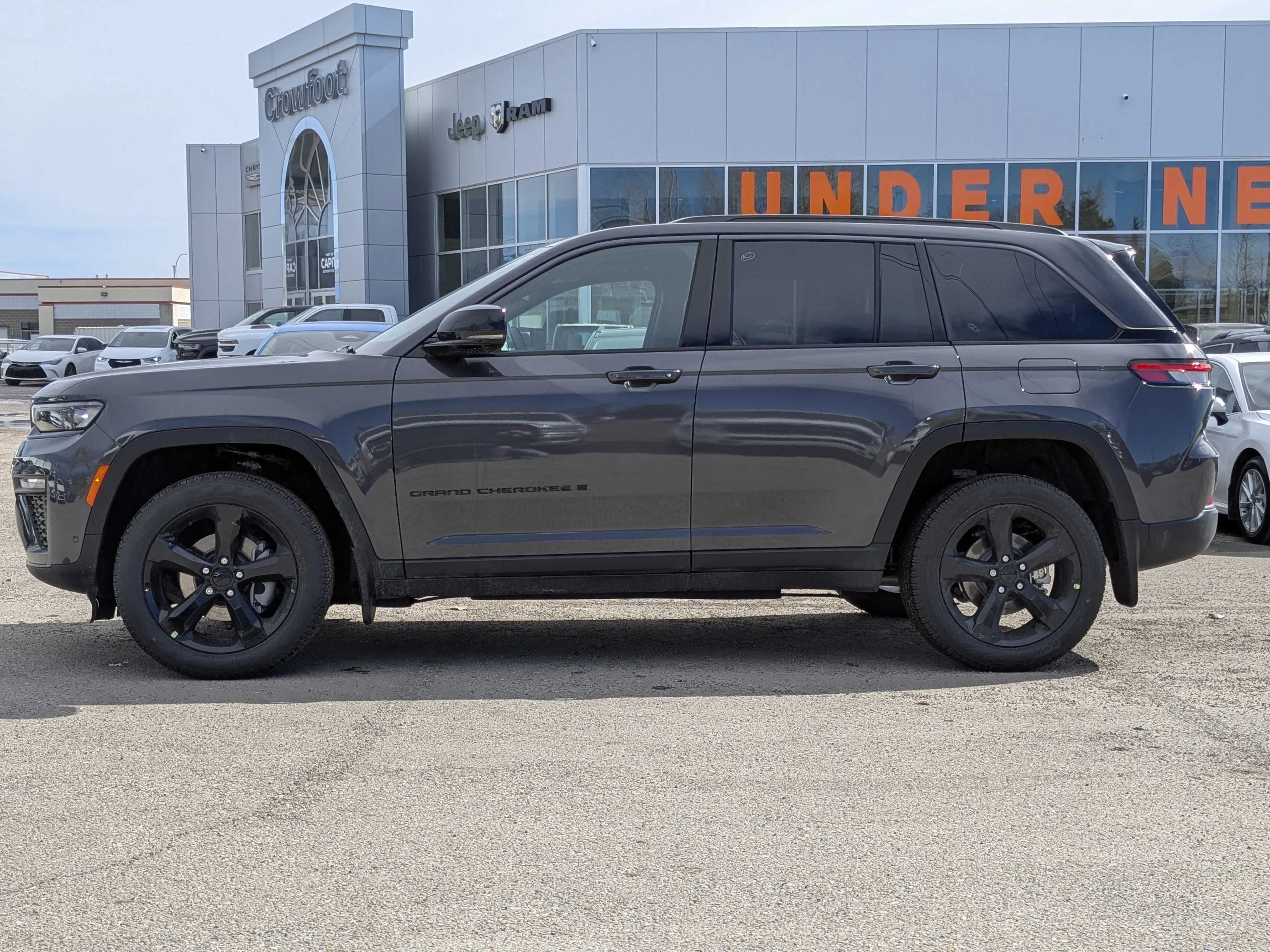 New 2026 Grey Jeep Limited - -Panoramic Sunroof - Limited Altitude Pack - 20 Gloss Black Wheels - Luxury Tch II & More image 5