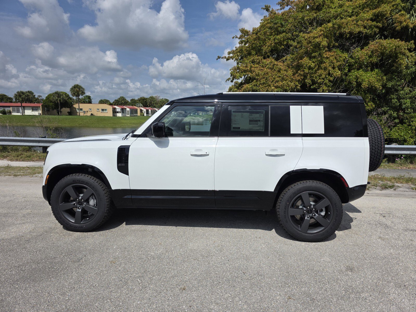 New 2026 Fuji White Land Rover P400 X-Dynamic SE image 7