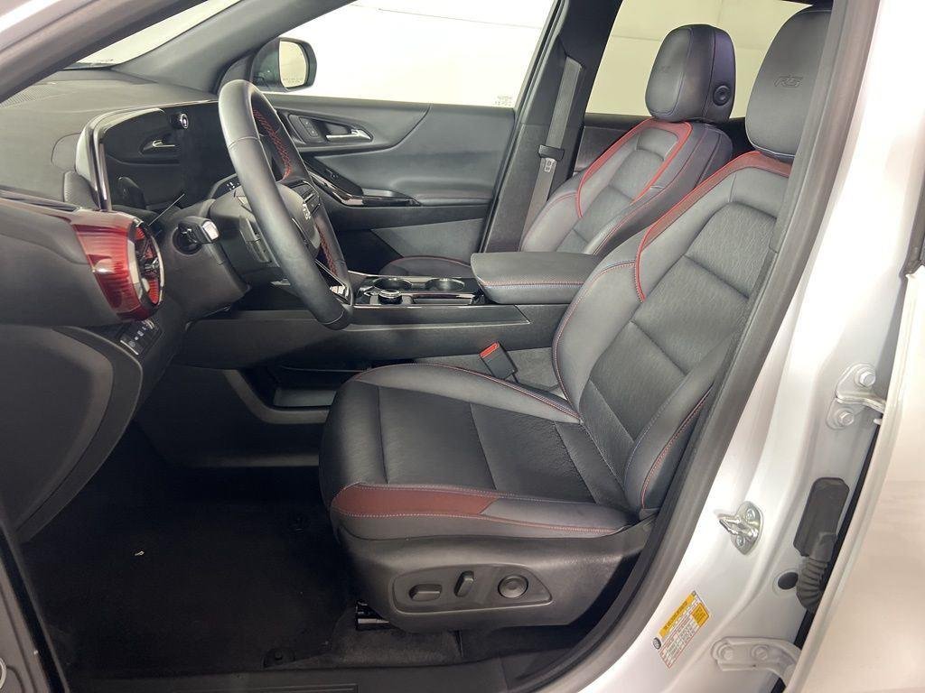 Used 2025 Pearl Chevrolet RS image 5