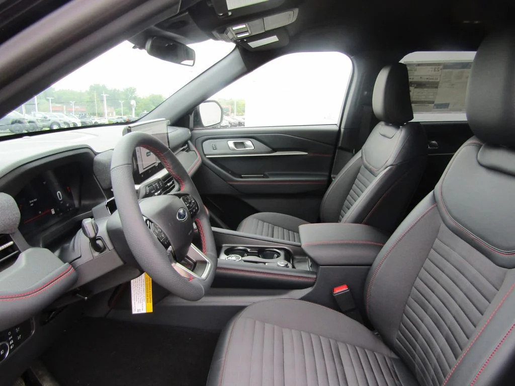 New 2027 Agate Black Metallic Ford ST-Line image 3
