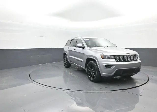Used 2020 Silver Jeep Altitude image 3