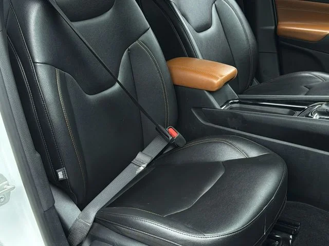 Used 2024 White/off-white Jeep Limited image 28