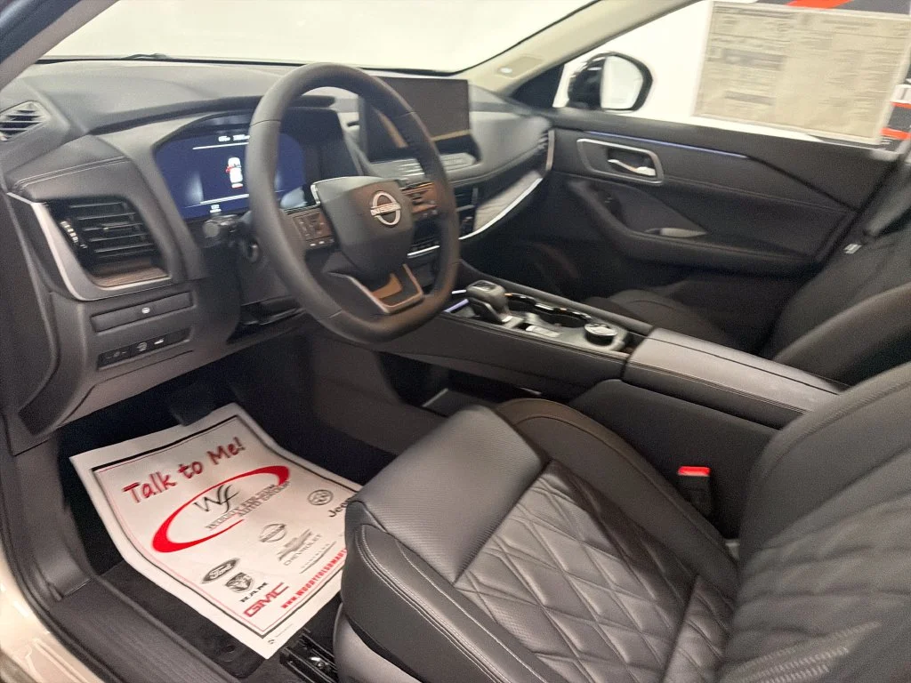 New 2026 Champagne Silver Metallic / Super Black Two-tone Nissan Platinum image 12