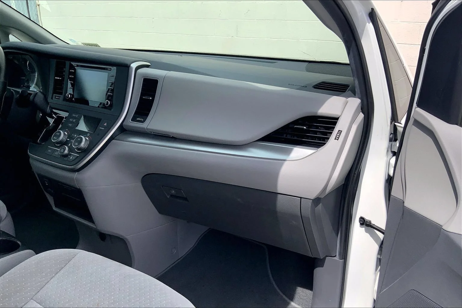 Used 2020 Whi/white Toyota LE Auto Access Seat image 23