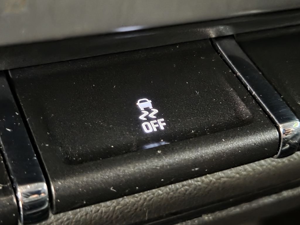 Used 2014 Silver GMC SLE image 34