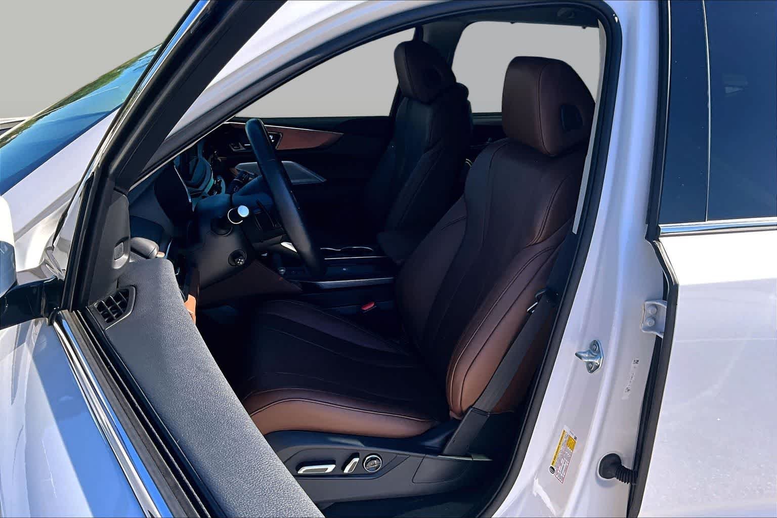 Used 2025 Platinum White Pearl Acura w/Technology Package image 8