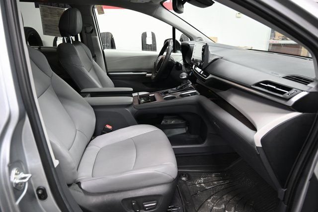 2023 Toyota Sienna XLE - Photo 11