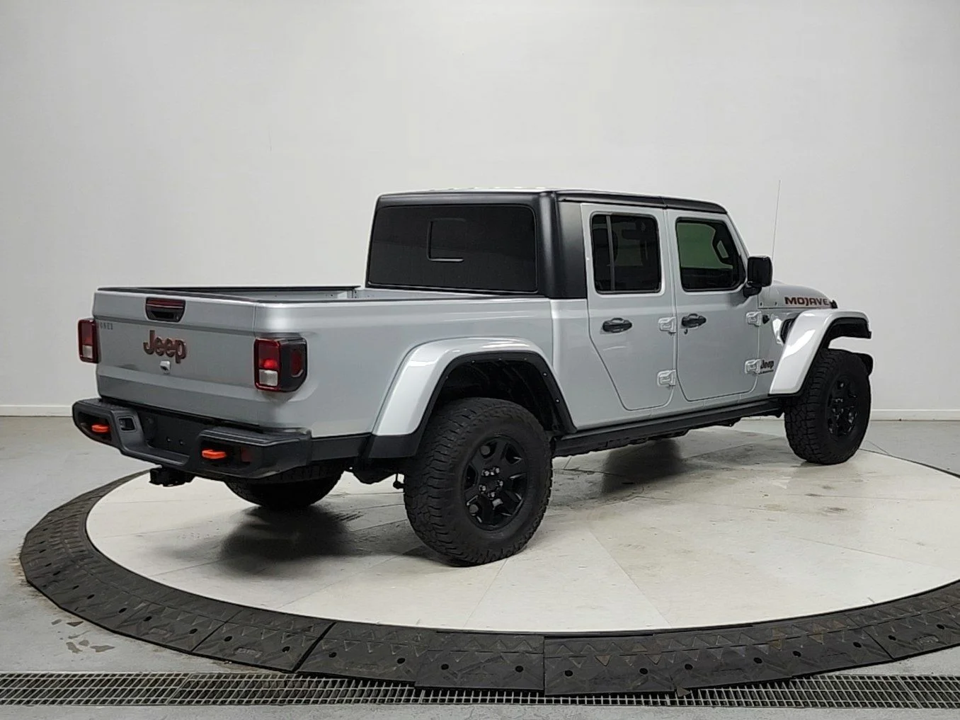 Used 2022 Silver Jeep Mojave image 7