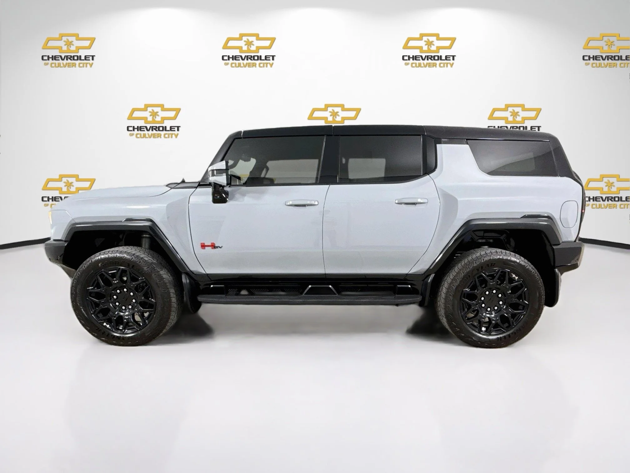 Used 2024 Meteorite Metallic (Grey) GMC 2X image 5