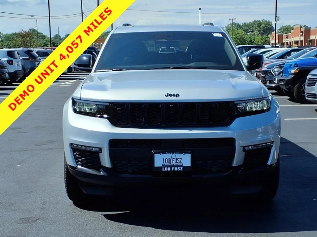 New 2025 Silver Zynith Exterior Paint Jeep Limited image 25
