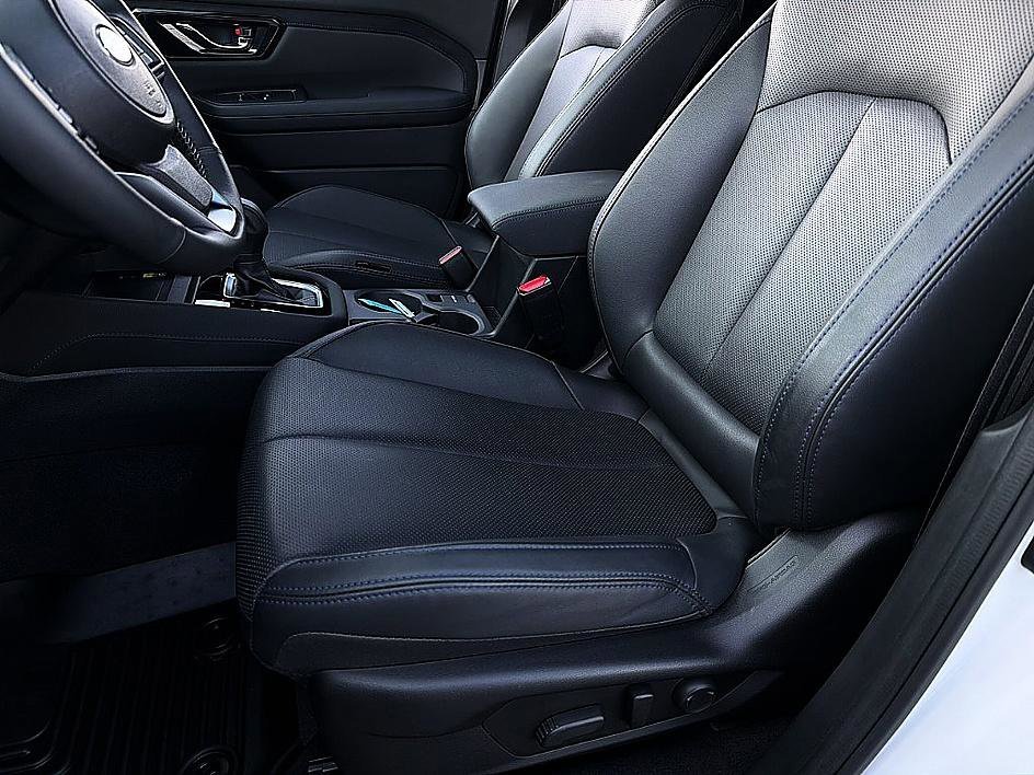 Used 2025 Crystal White Pearl Subaru Limited image 11