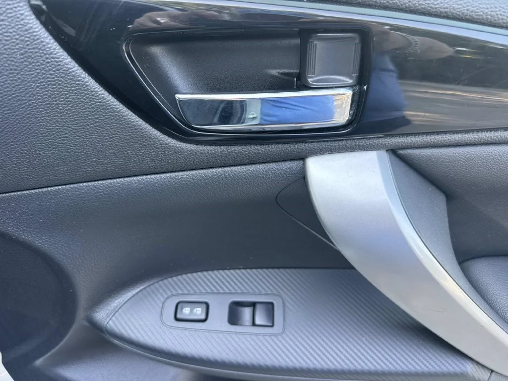 Used 2025 Alloy Silver Metallic Mitsubishi  image 30