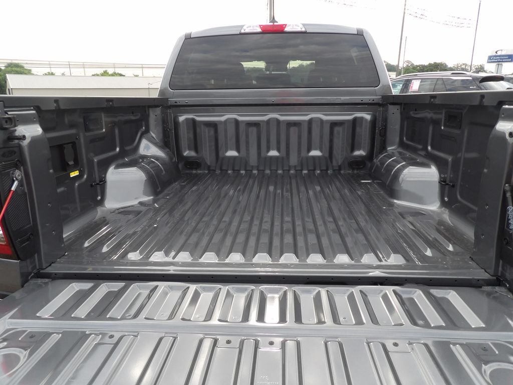 New 2026 Carbonized Gray Metallic Ford XLT image 11