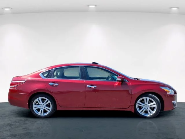 Used 2015 Red Nissan 3.5 SL image 5