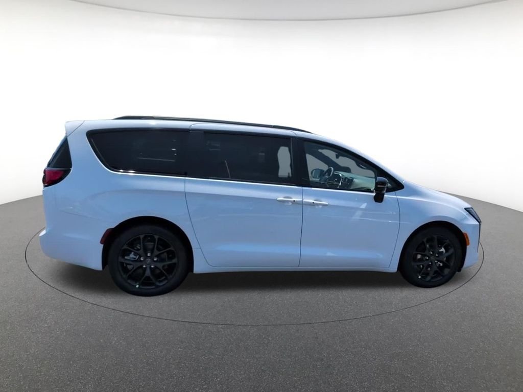 New 2027 Bright White Clear-Coat Exterior Paint Chrysler Limited image 5