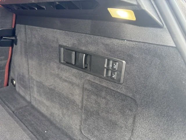 Used 2022 Black Sapphire Metallic BMW xDrive50 image 18