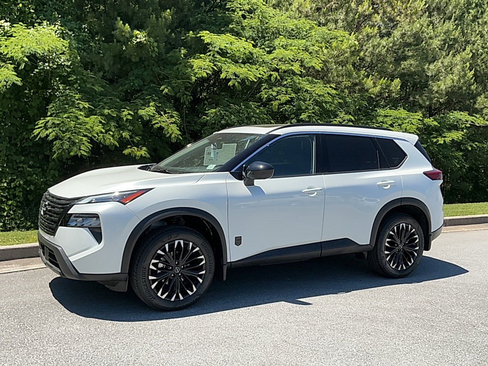 New 2026 Everest White Pearl Tricoat Nissan Dark Armor image 4