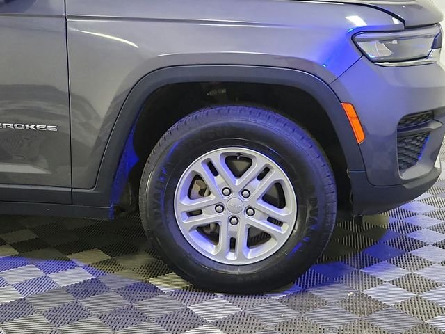 Used 2024 Gray Jeep Laredo image 21
