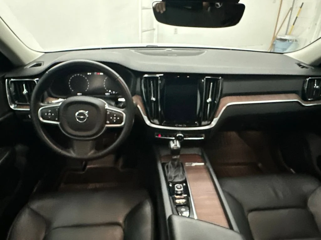 Used 2019 White Volvo T5 Momentum image 22