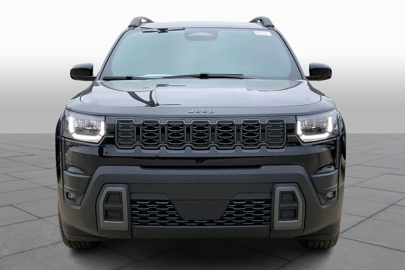 New 2026 Diamond Black Crystal Pearl-Coat Exterior Paint Jeep Laredo image 3