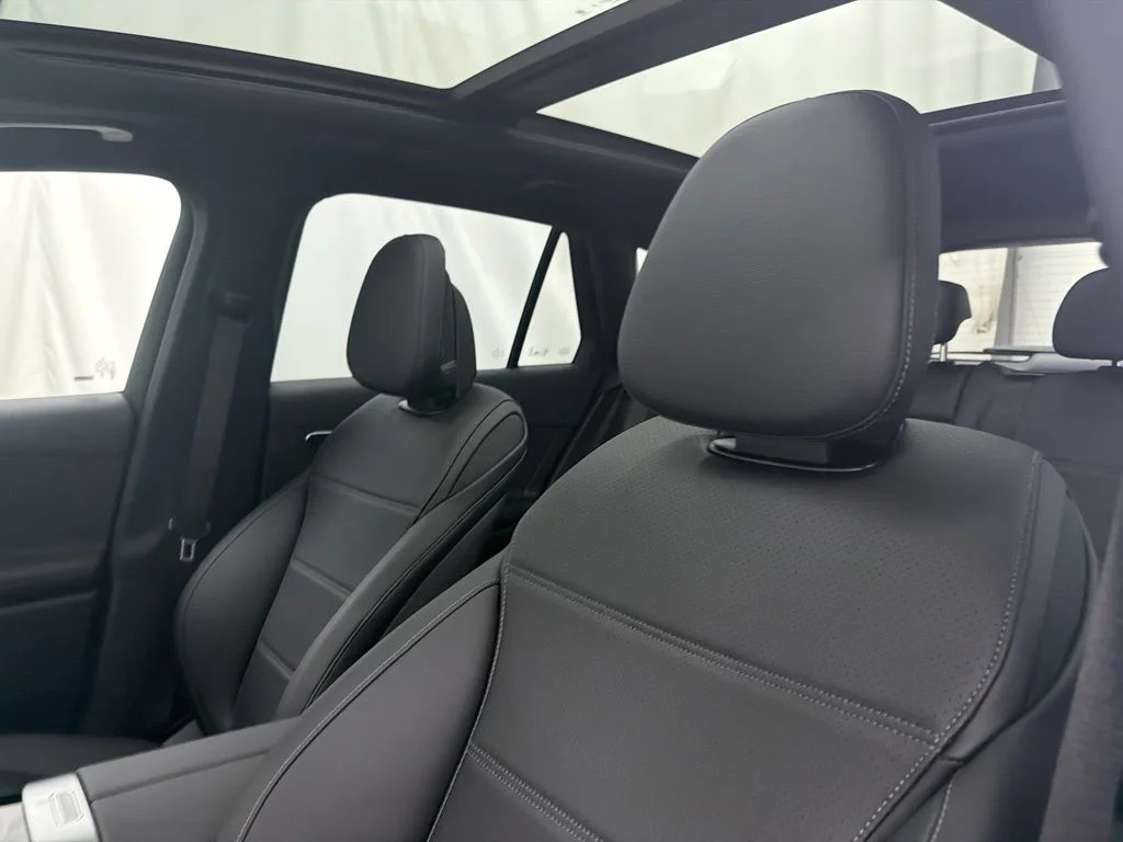 New 2027 White Mercedes-Benz GLC 300 image 13