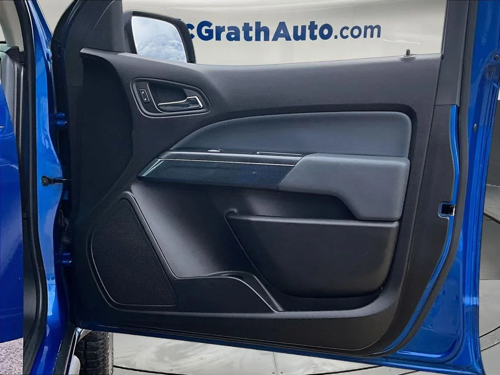 Used 2018 Blue Chevrolet Z71 image 30