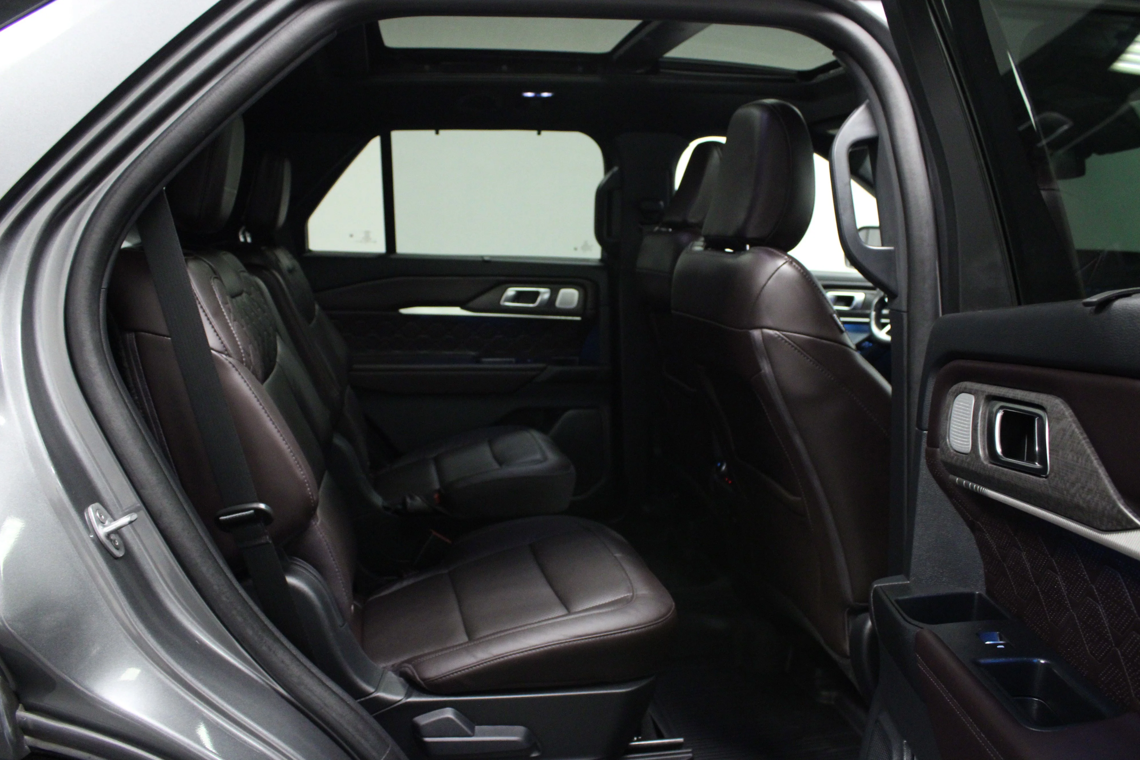 Used 2025 Gray Metallic Ford Platinum image 16