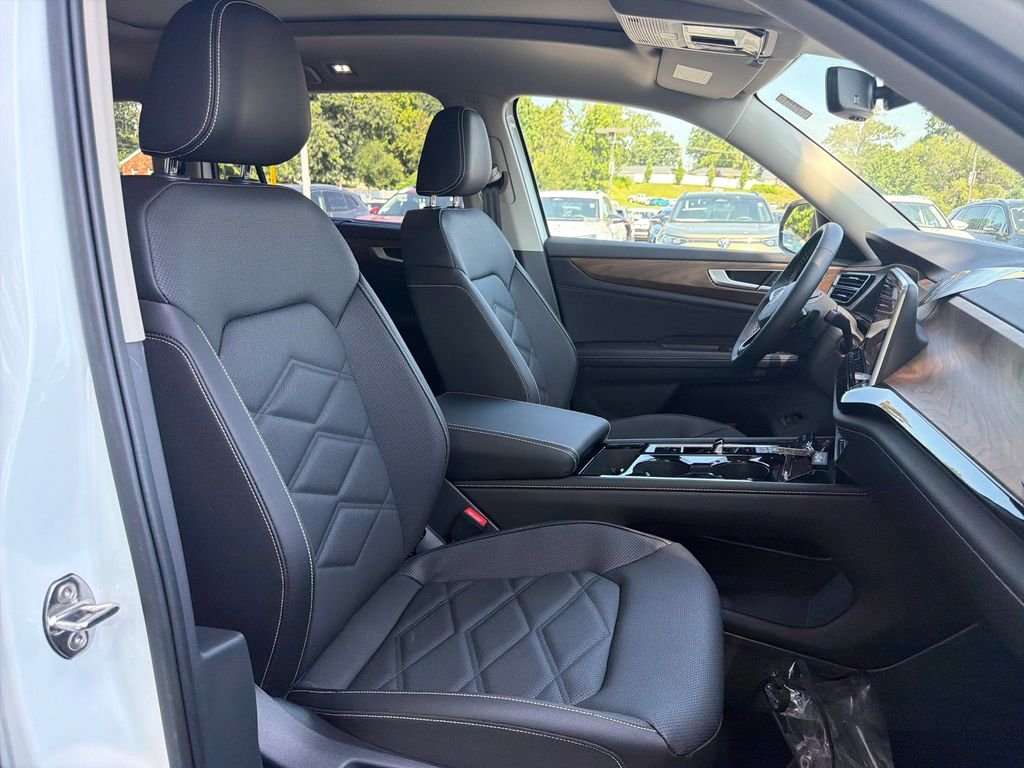 Used 2026 White/off-white Volkswagen SE w/Technology image 33