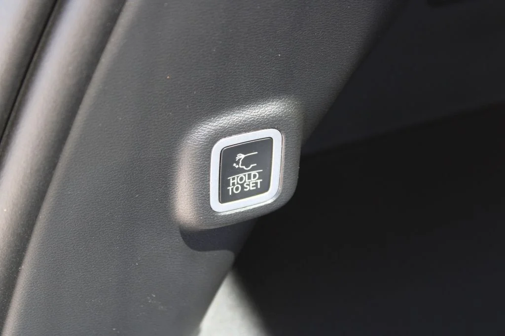 New 2026 Bright White Clear-Coat Exterior Paint Jeep Limited image 9