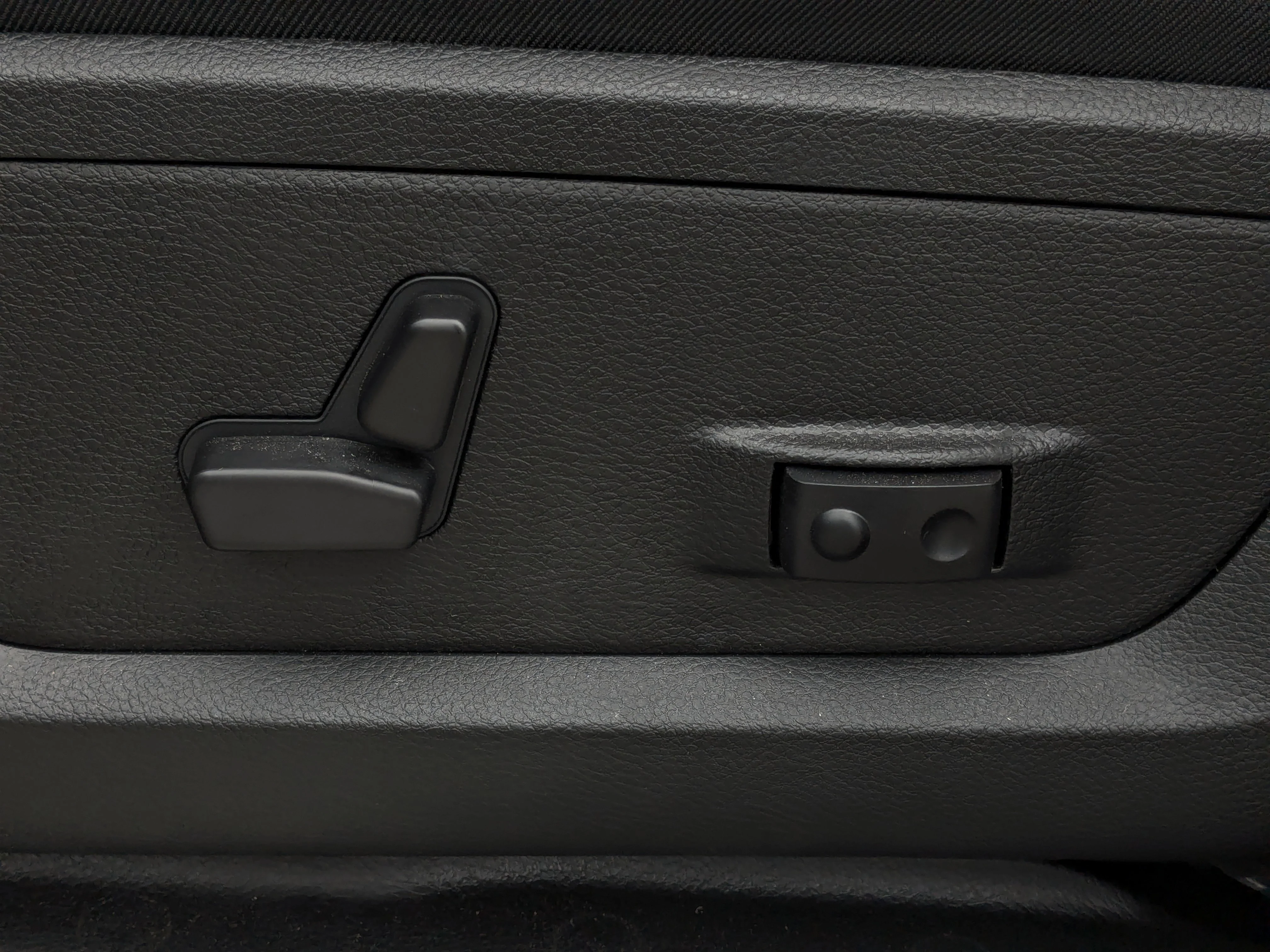 New 2026 Black RAM Limited - 5th Wheel/Gooseneck Prep - 360 Cameras - Sunroof & Tons More! image 15