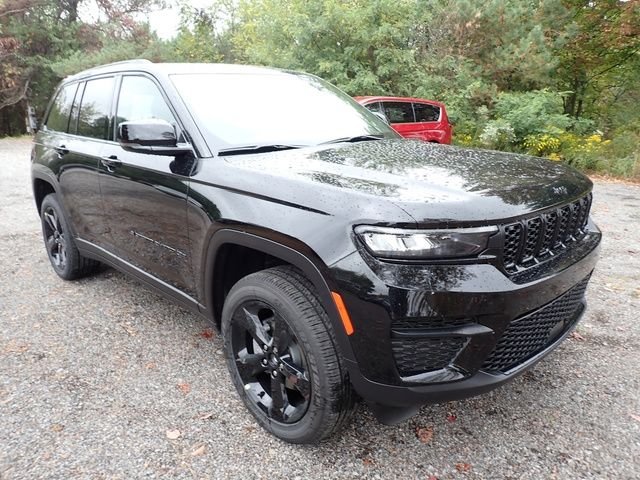 New 2025 Diamond Black Crystal Pearl-Coat Exterior Paint Jeep Altitude X image 9