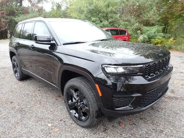 New 2025 Diamond Black Crystal Pearlcoat Jeep Altitude X image 9