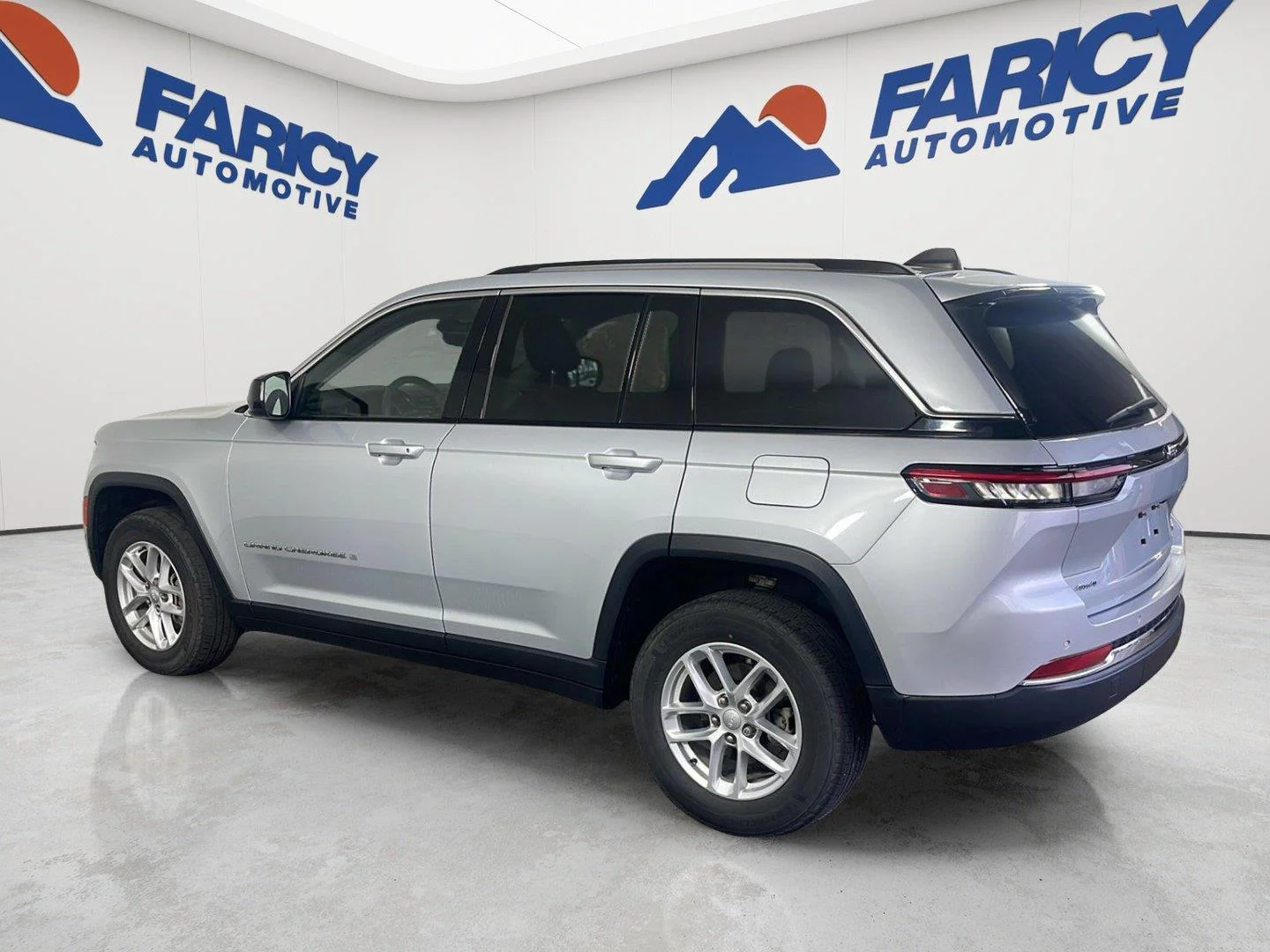 Used 2023 Silver Zynith Jeep Laredo image 10