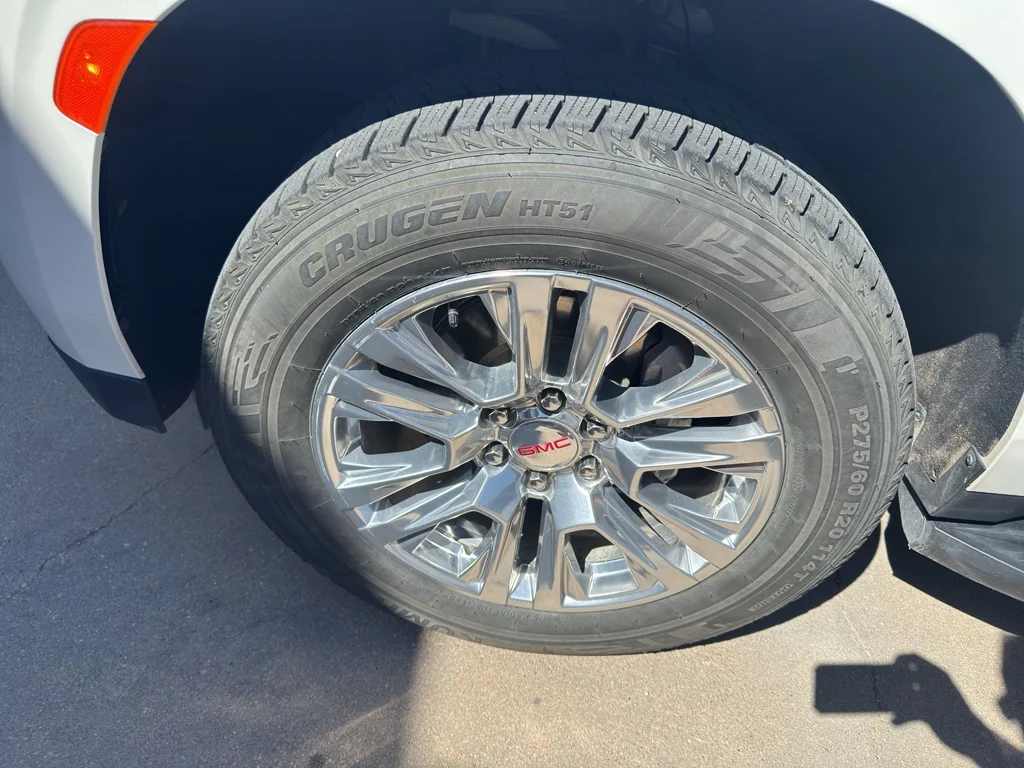 Used 2021 White Frost Tricoat GMC Denali image 29