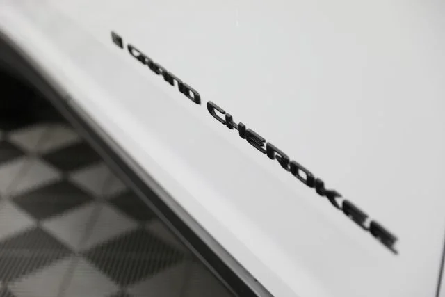 New 2026 Bright White Clear-Coat Exterior Paint Jeep Altitude image 31