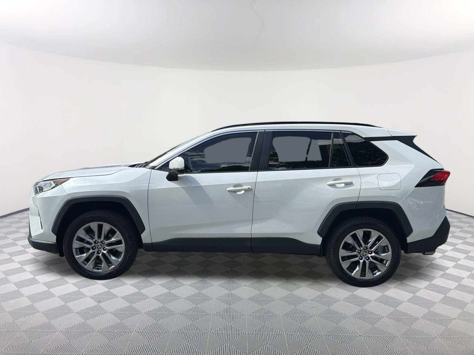 Used 2021 Blizzard Pearl Toyota XLE Premium image 9