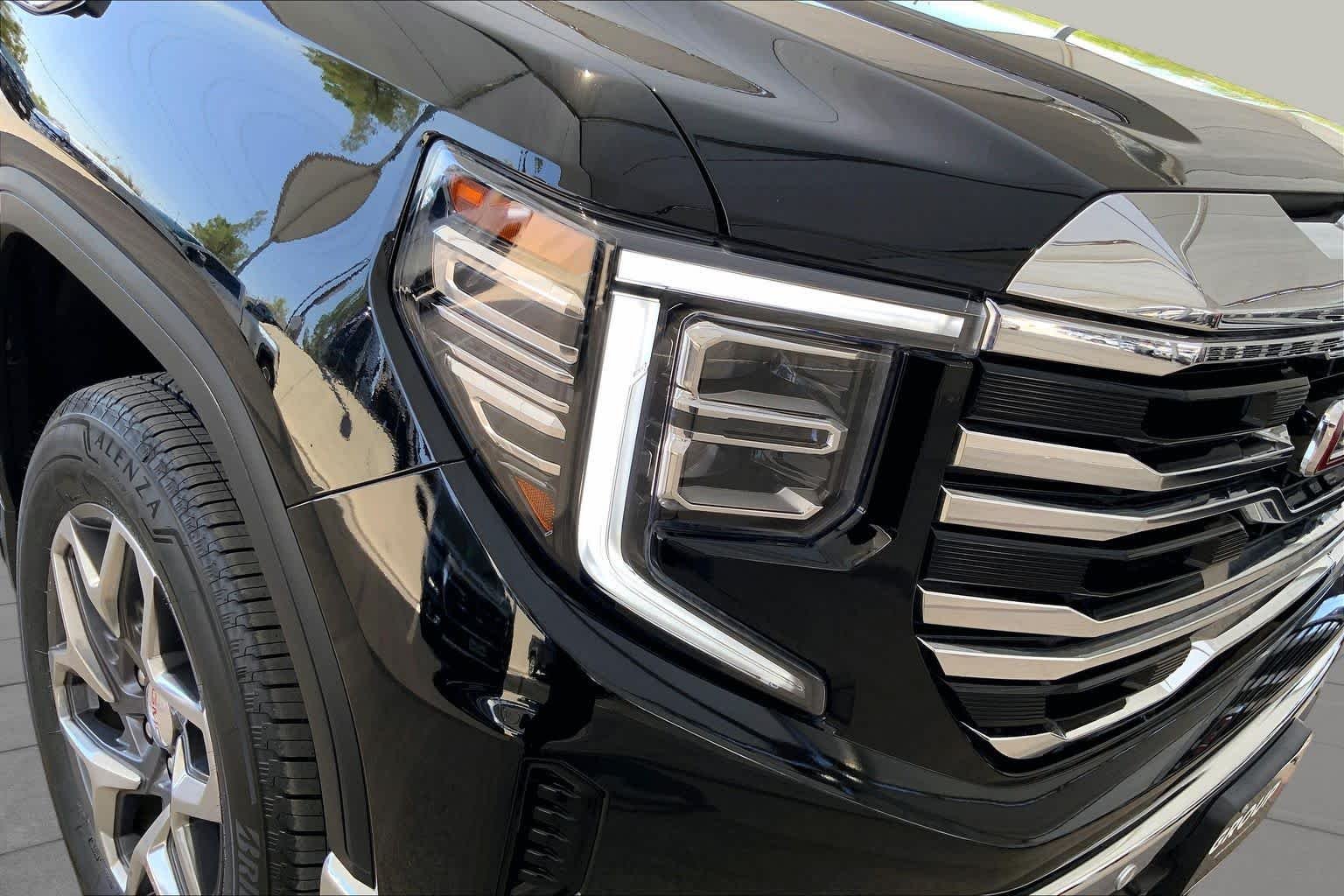 Used 2025 Onyx Black GMC SLT image 28